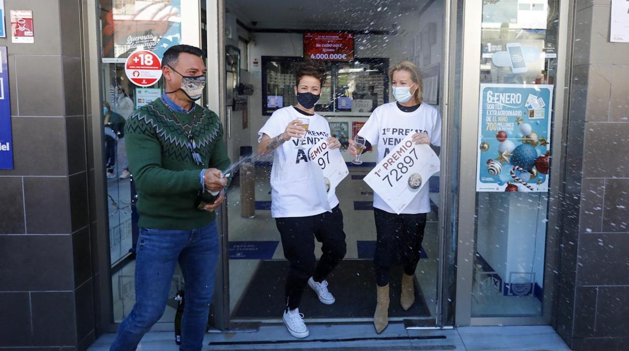 Las loteras celebran con champán el primer premio de este año