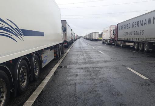 Otra perspectiva de la cola de camiones a pocos kilómetros del paso fronterizo