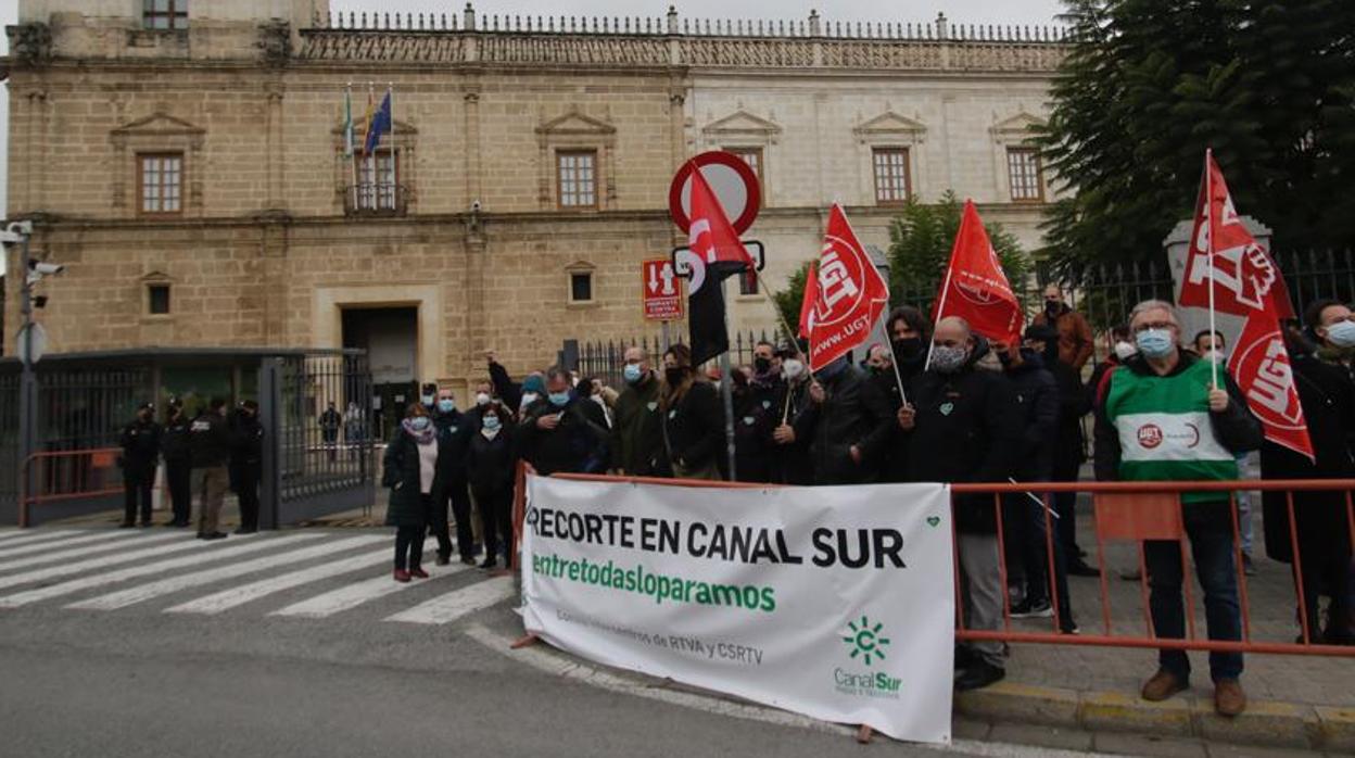Manifestación de los trabajadores de la RTVA a las puertas del Parlamento donde se debate el Presupuesto 2021