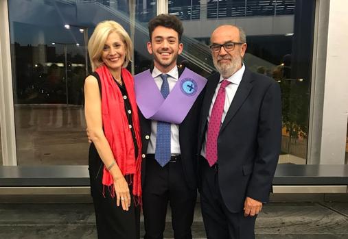 El triunfo de Eva, de sus médicos y de la donación de órganos es que Fernando es un chico con una vida plena. Arriba con sus padres en la graduación en la Universidad Loyola