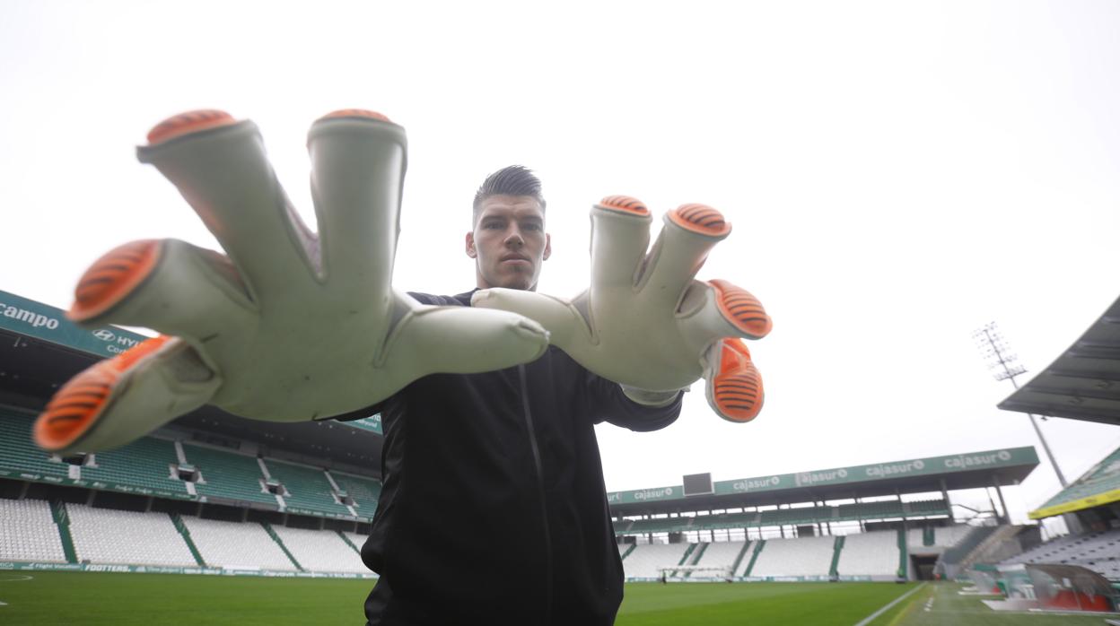 El portero del Córdoba Isaac Becerra posa con el estadio El Arcángel, de fondo