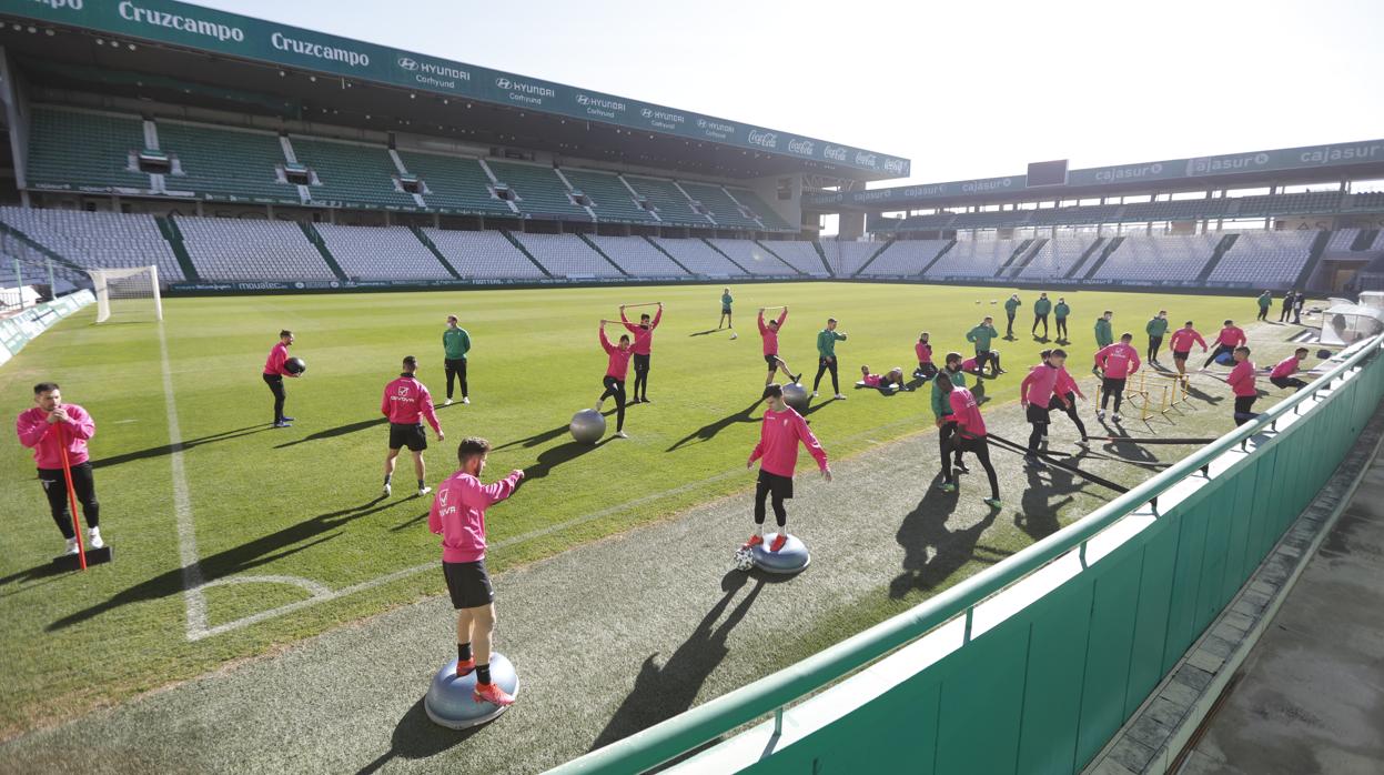 La plantilla del Córdoba, en el entrenamiento de este domingo en El Arcángel