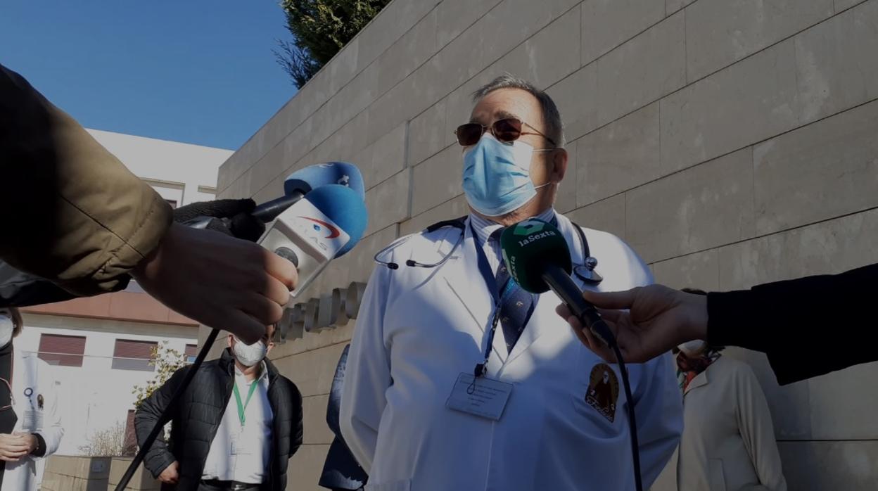 Enrique Martínez médico de la residencia Fray Leopoldo de Granada, quien se ha vacunado esta mañana contra el coronavirus