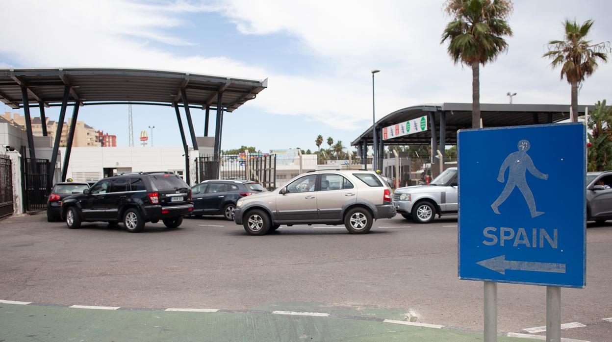 Vehículos salen de Gibraltar hacia La Línea por la Aduana