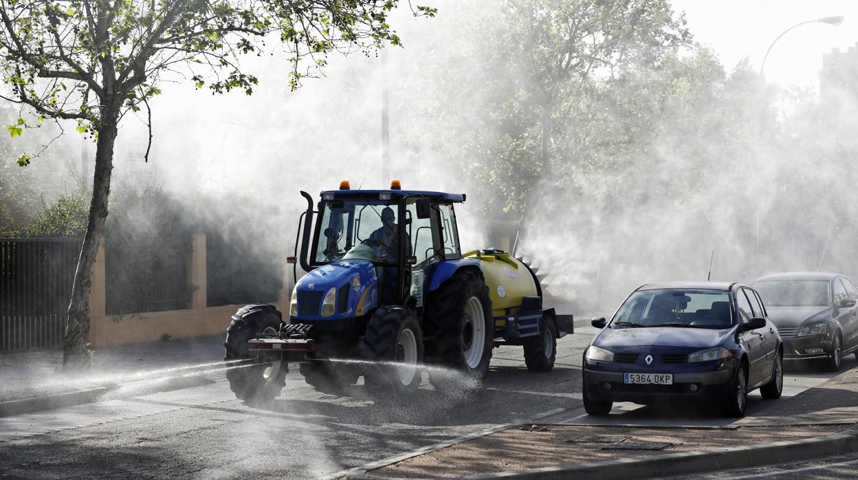 Un tractor realiza tareas de desinfección contra el Covid en Córdoba