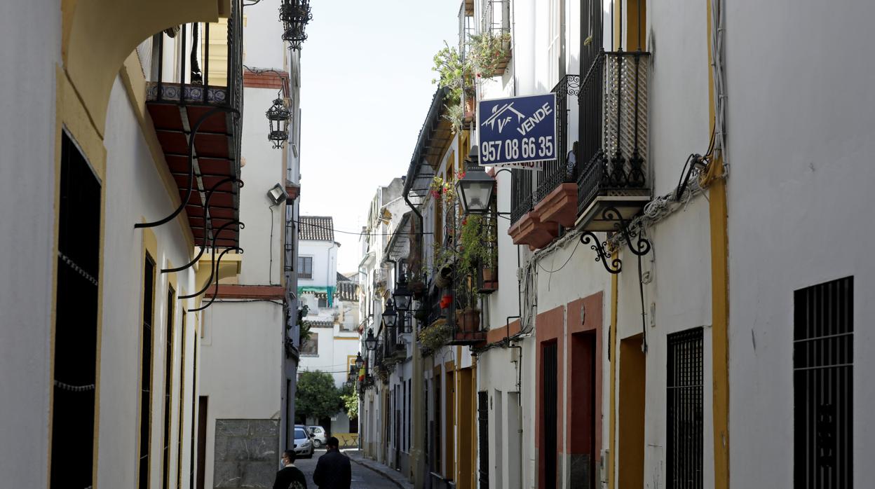Cartel de «Se vende» en una zona histórica de la capital