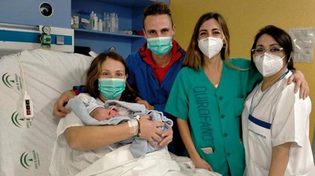 Chiara Luna en brazos de su madre junto con el equipo que la asistió