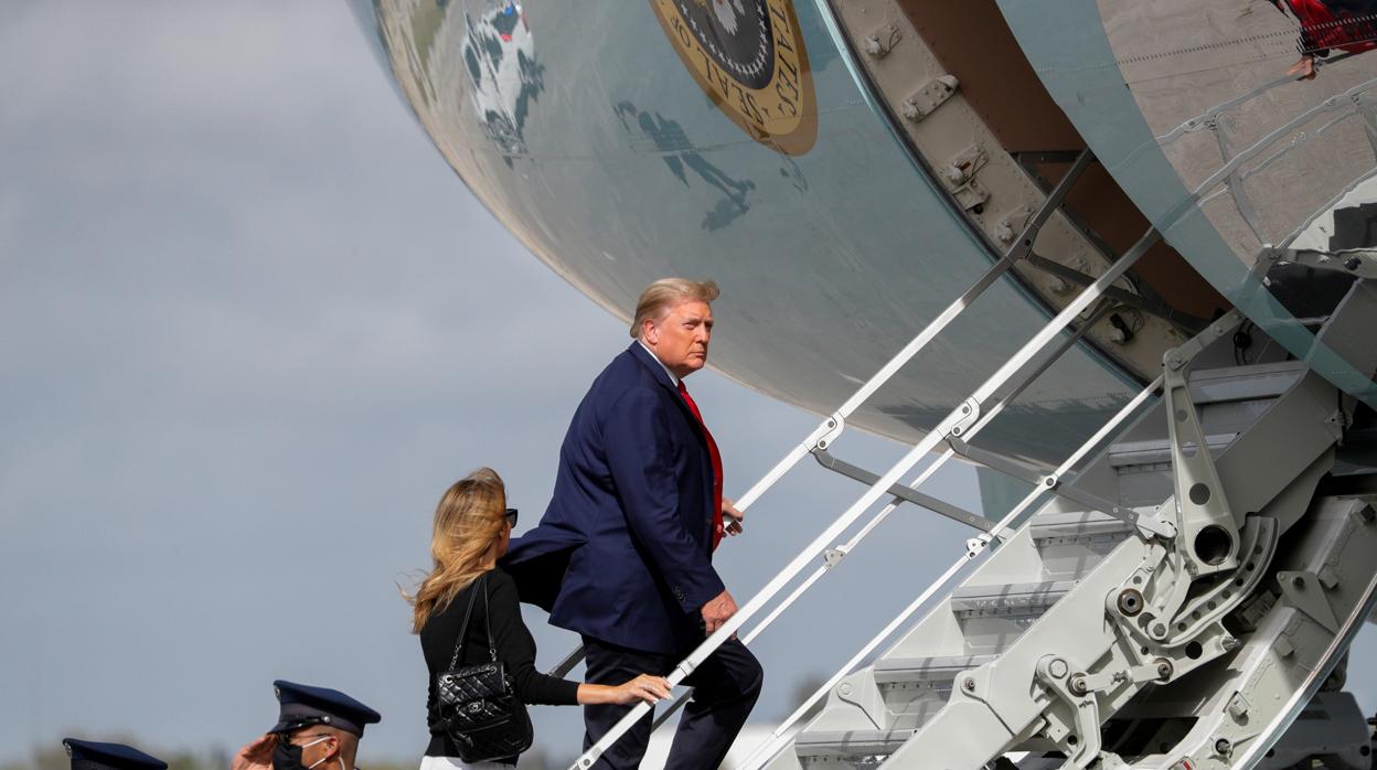 Donald Trump sube al Air Force One el día 1 de enero de 2021
