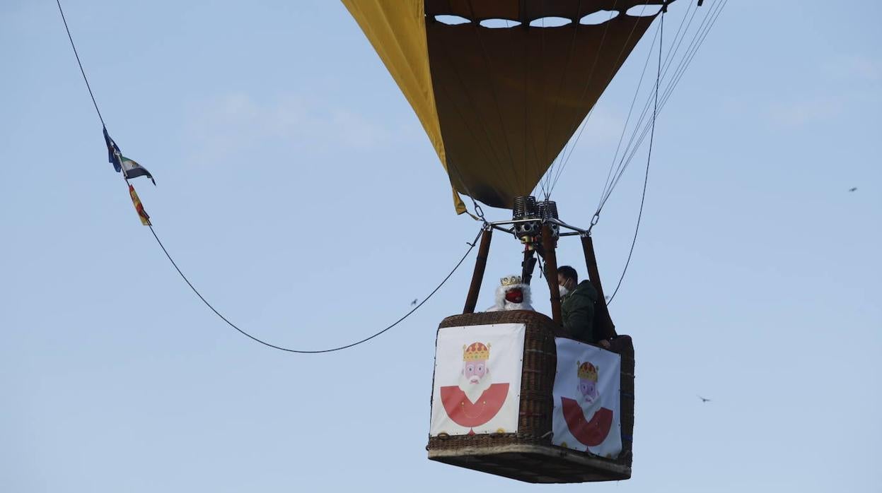 Melchor sobre su globo durante el recorrido