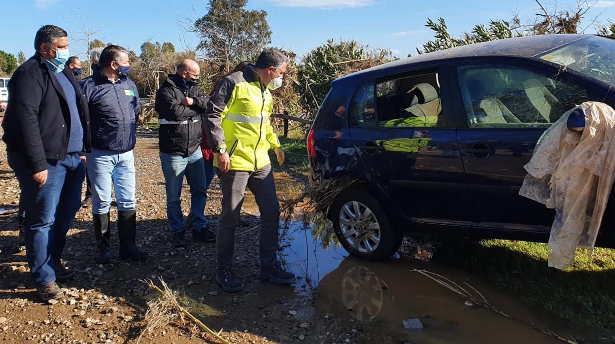 El portavoz del Gobierno andaluz, Elías Bendodo, presente en el lugar de la trágica riada en Mijas