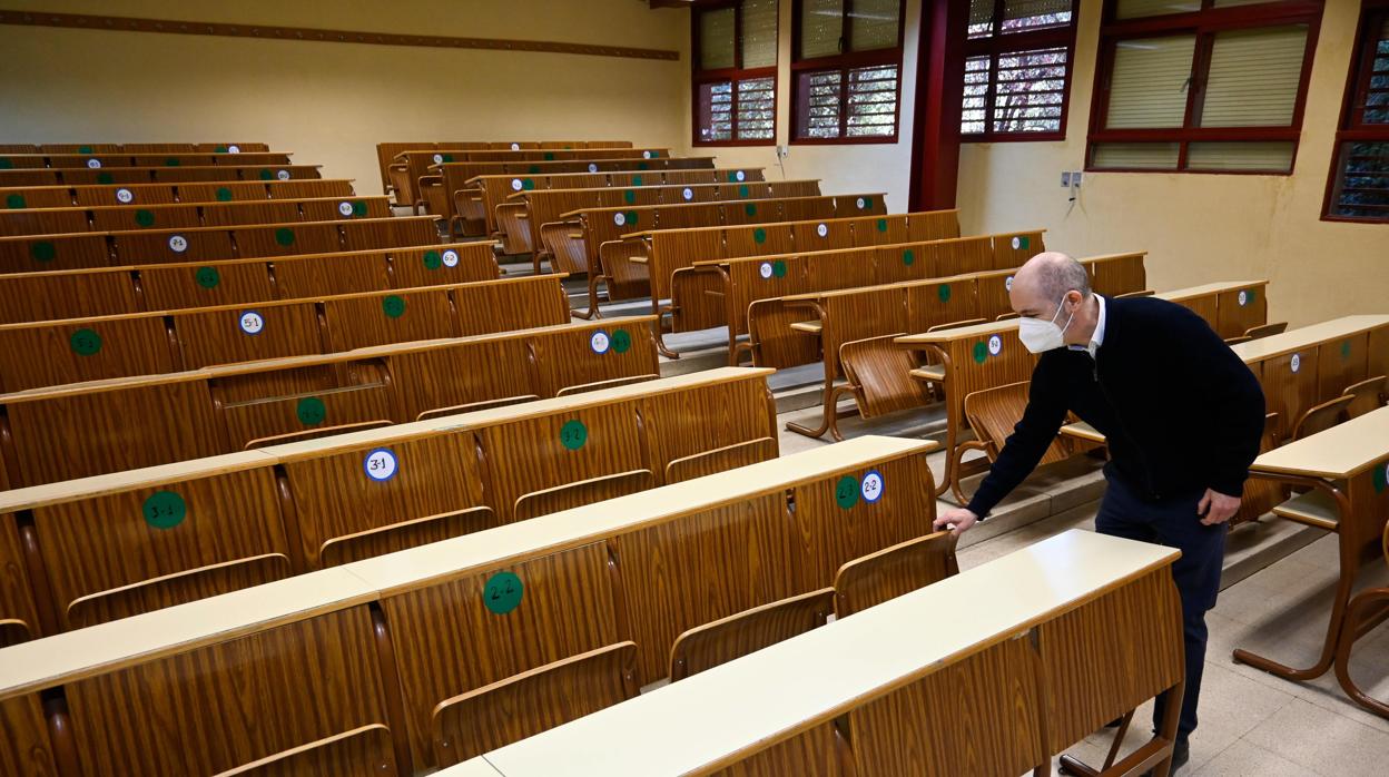 Una clase vacía de la facultad de Ciencias en Granada