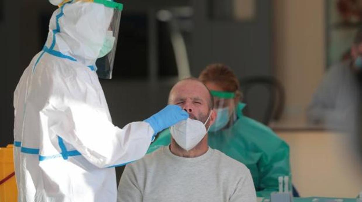 Un hombre se somete a una prueba de coronavirus