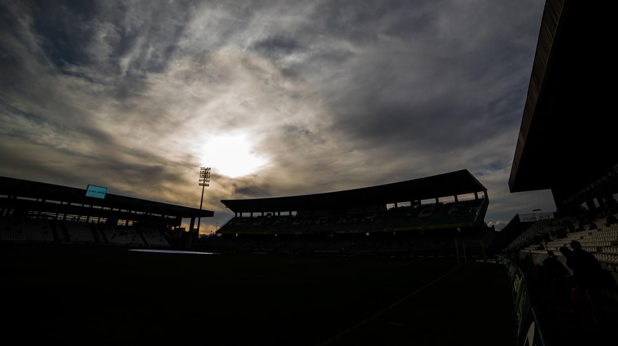 Imagen a contraluz con claroscuro del estadio El Arcángel en Córdoba