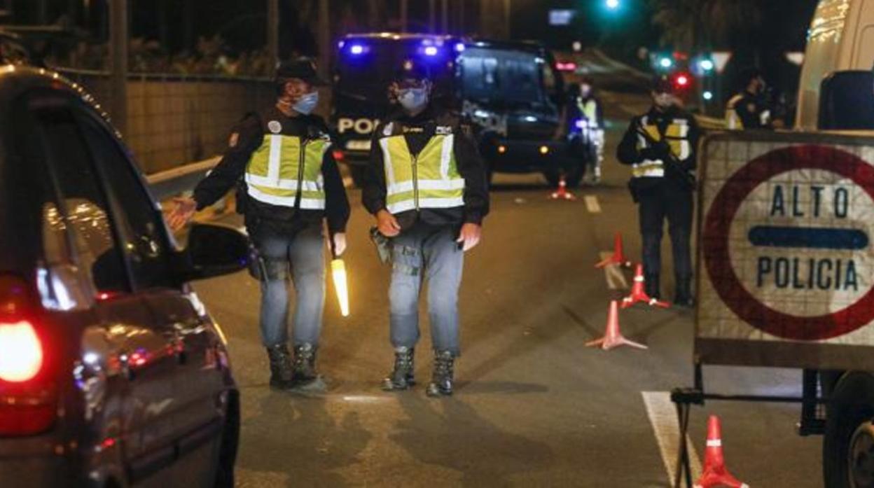 Agentes de la Policía Nacional en un control para garantizar el cierre perimetral de la capital
