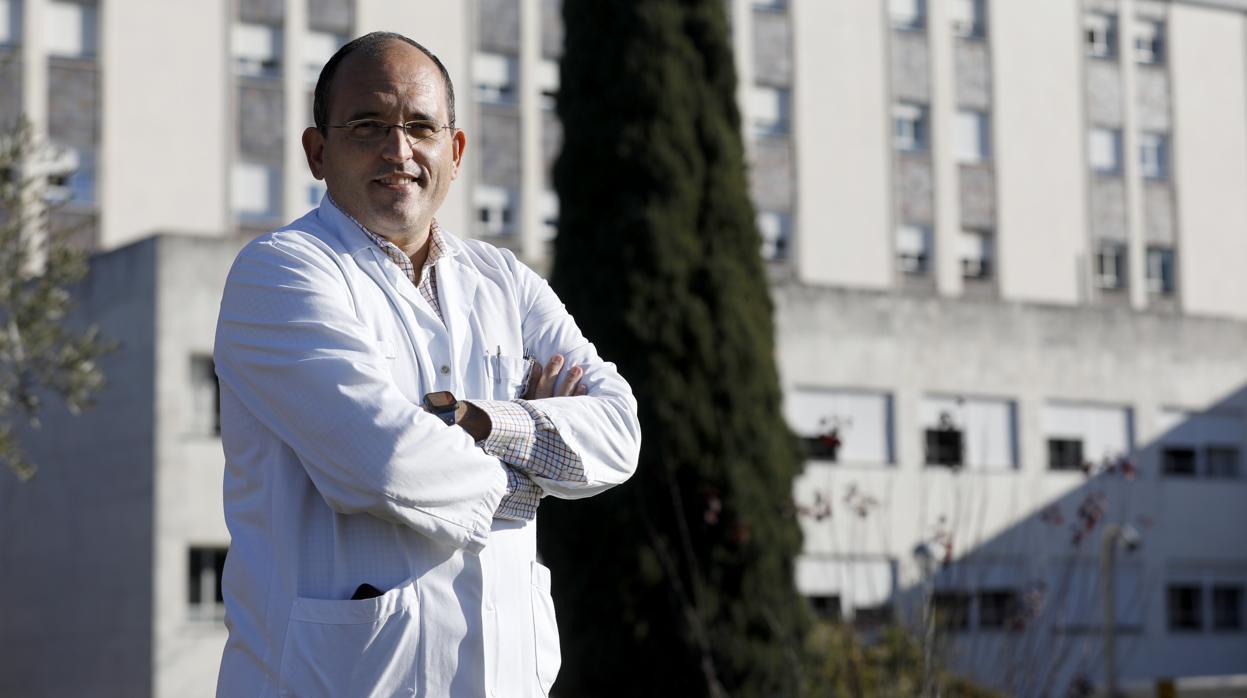 José Luis Barranco, ante el hospital Reina Sofía de Córdoba