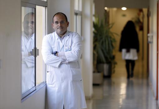 José Luis Barranco, en uno de los pasillos del hospital Reina Sofía de Córdoba