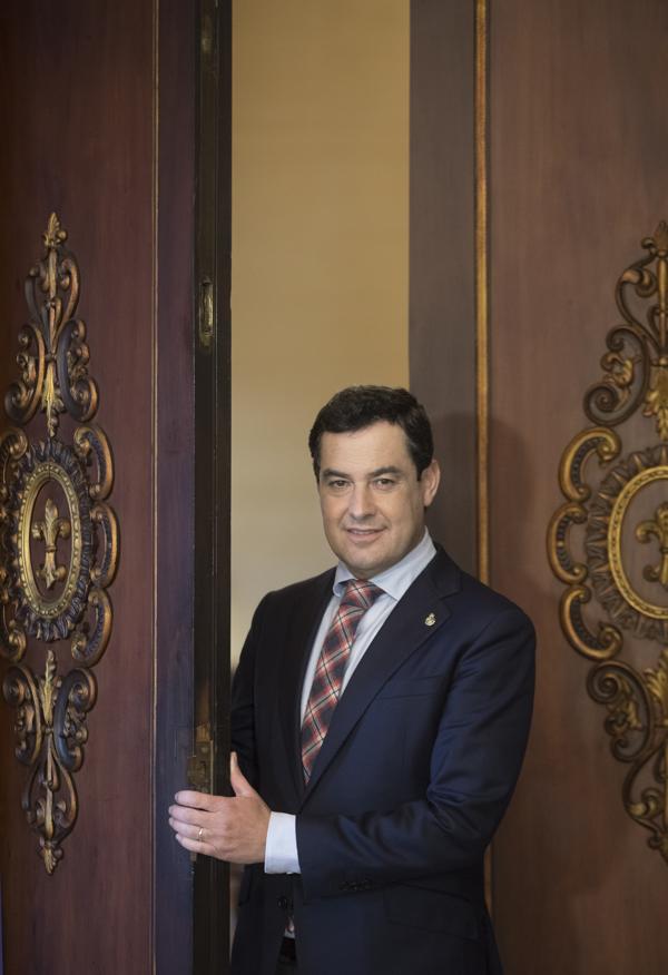 Juanma Moreno, presidente de la Junta de Andalucía, posa para las cámaras de ABC de Sevilla