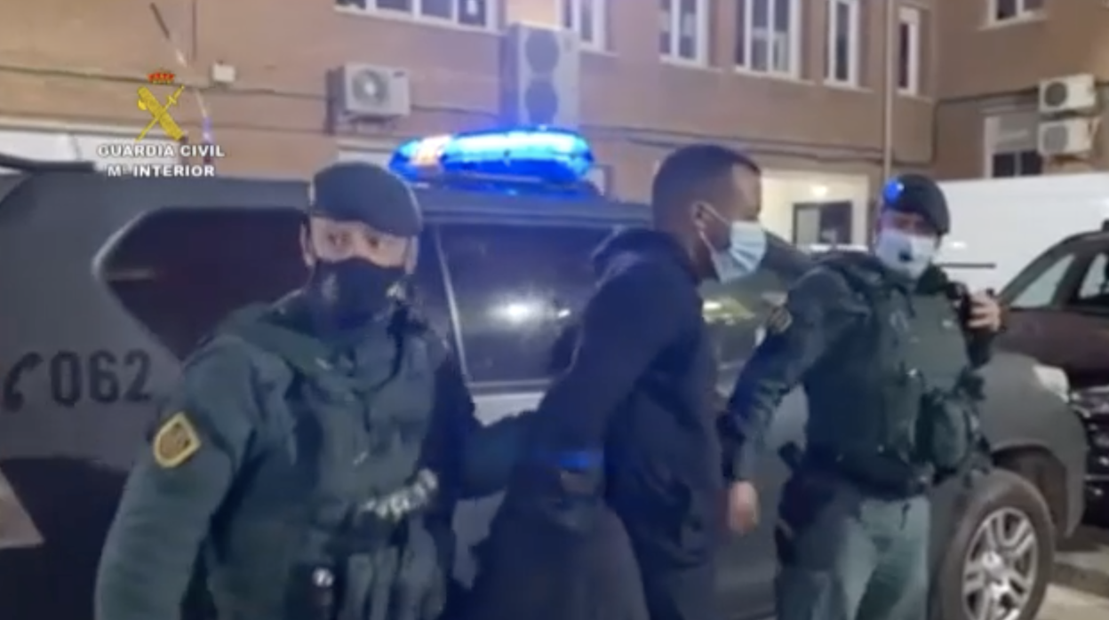 Agentes del GAR de la Guardia Civil custodiando al detenido en la Comandancia de Málaga