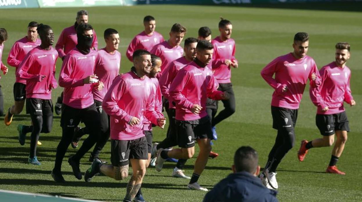 Los jugadores del Córdoba se ejercitan sobre El Arcángel