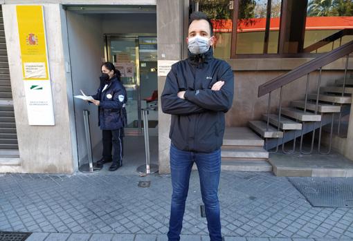 Miguel Ruiz, ante su oficina de empleo