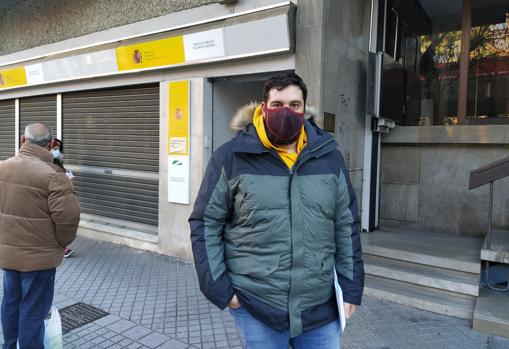 José Carlos Sociago, a las puertas de la oficina de empleo de la plaza de Colón en Córdoba