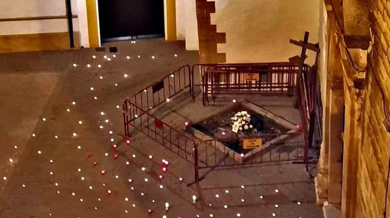 Cruz colocada en la misma posición de la original, anoche, con velas encendidas alrededor