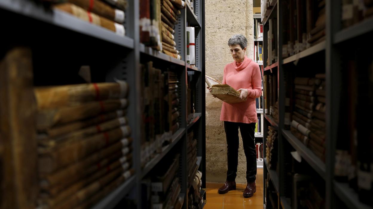 La directora del Archivo Histórico Provincial de Córdoba, con algunos documentos antiguos