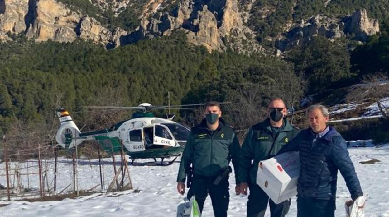 Javier González, con los agentes de la Guardia Civil que le han auxiliado
