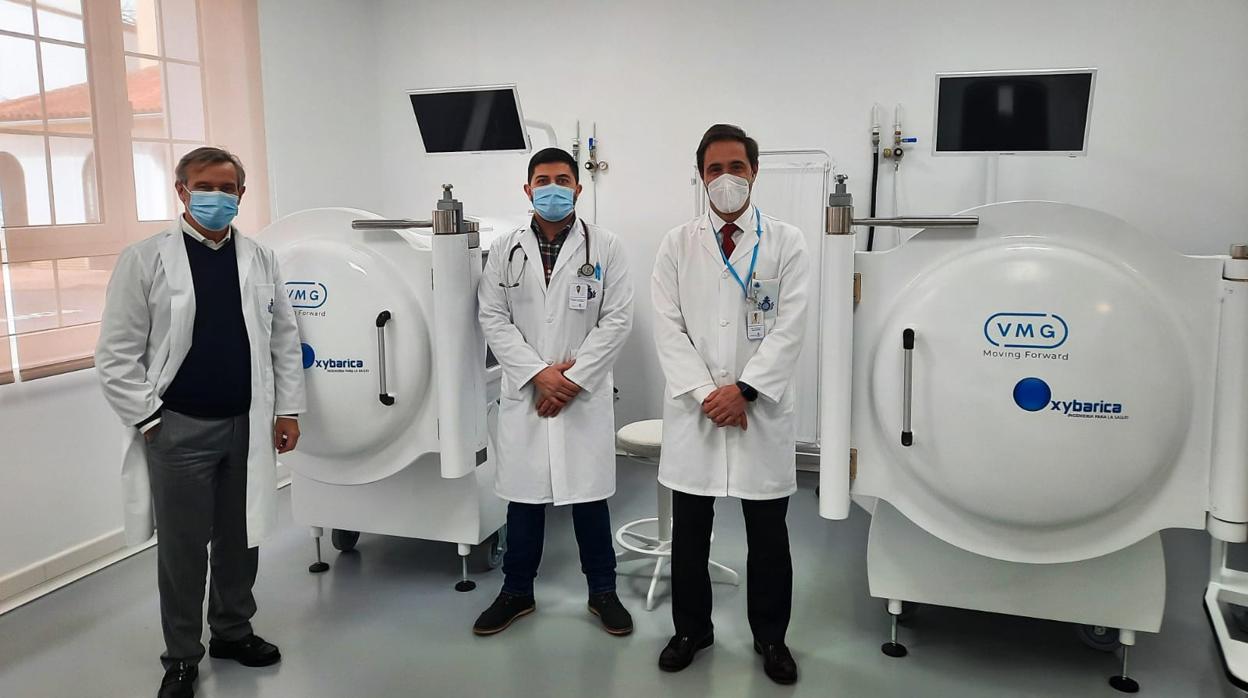 Sanitarios del Hospital San Juan de Dios con las nuevas cámaras hiperbáricas