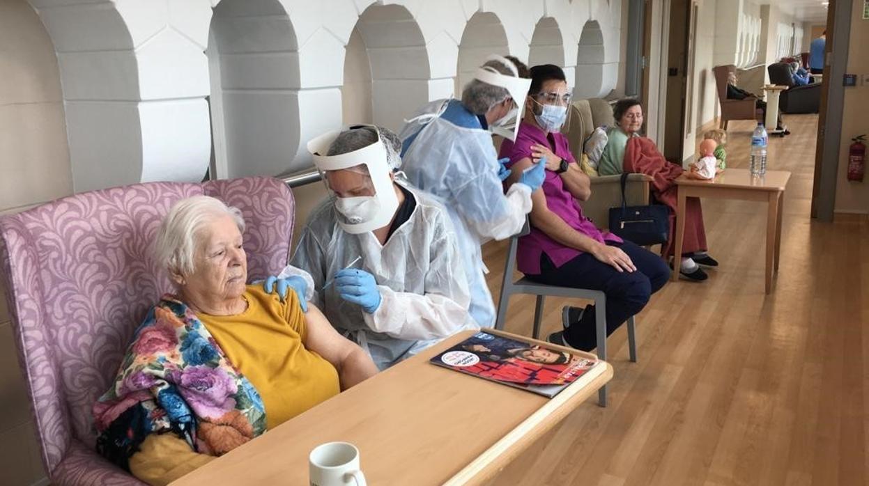 Imagen de las primeras vacunaciones en geriátricos de Gibraltar