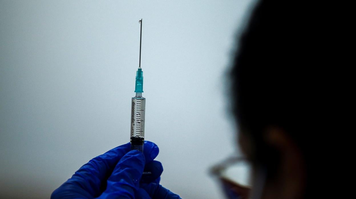 Personal sanitario prepara la segunda dosis de la vacuna contra el Covid-19 de Pfizer-BioNTech para administrar