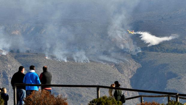 El incendio del pueblo almeriense de Berja abarca ya un perímetro de 400 hectáreas