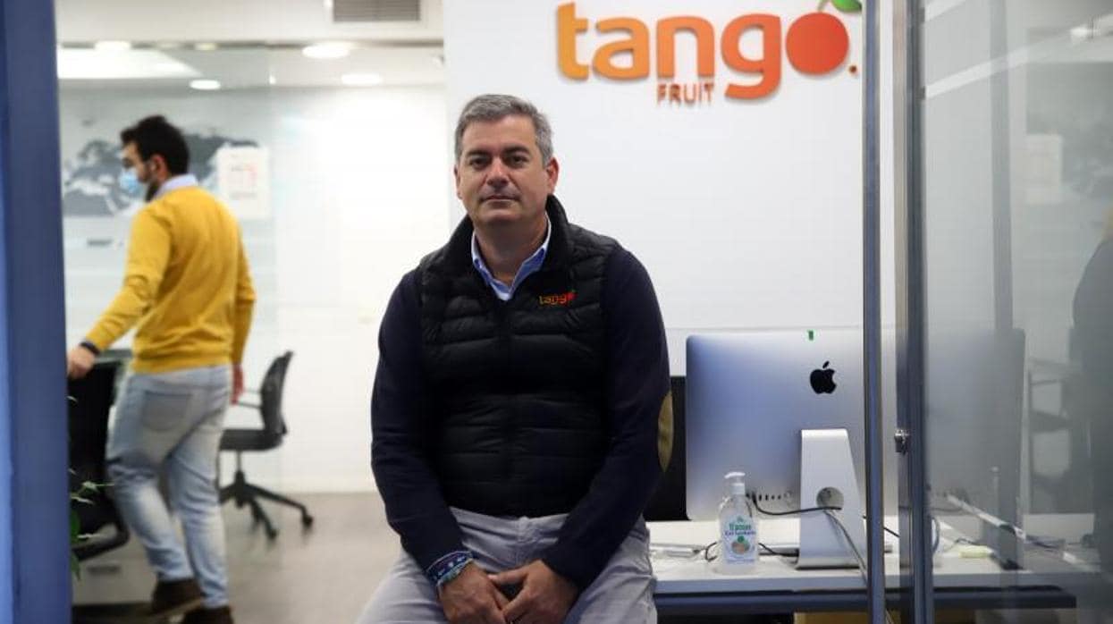 El director de la empresa Tango Fruit, Juan