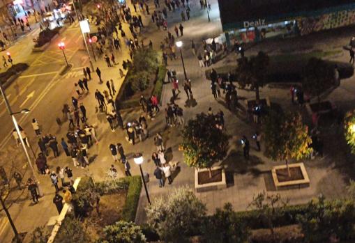Decenas de personas en las calles de Granada a pesar del toque de queda