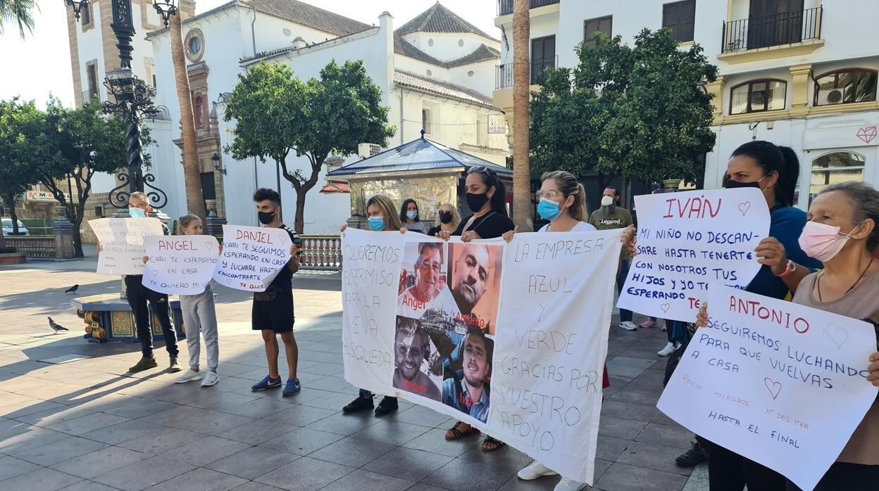 Familiares de los cuatro marineros desaparecidos del Rúa Mar, en una concentración en Algeciras