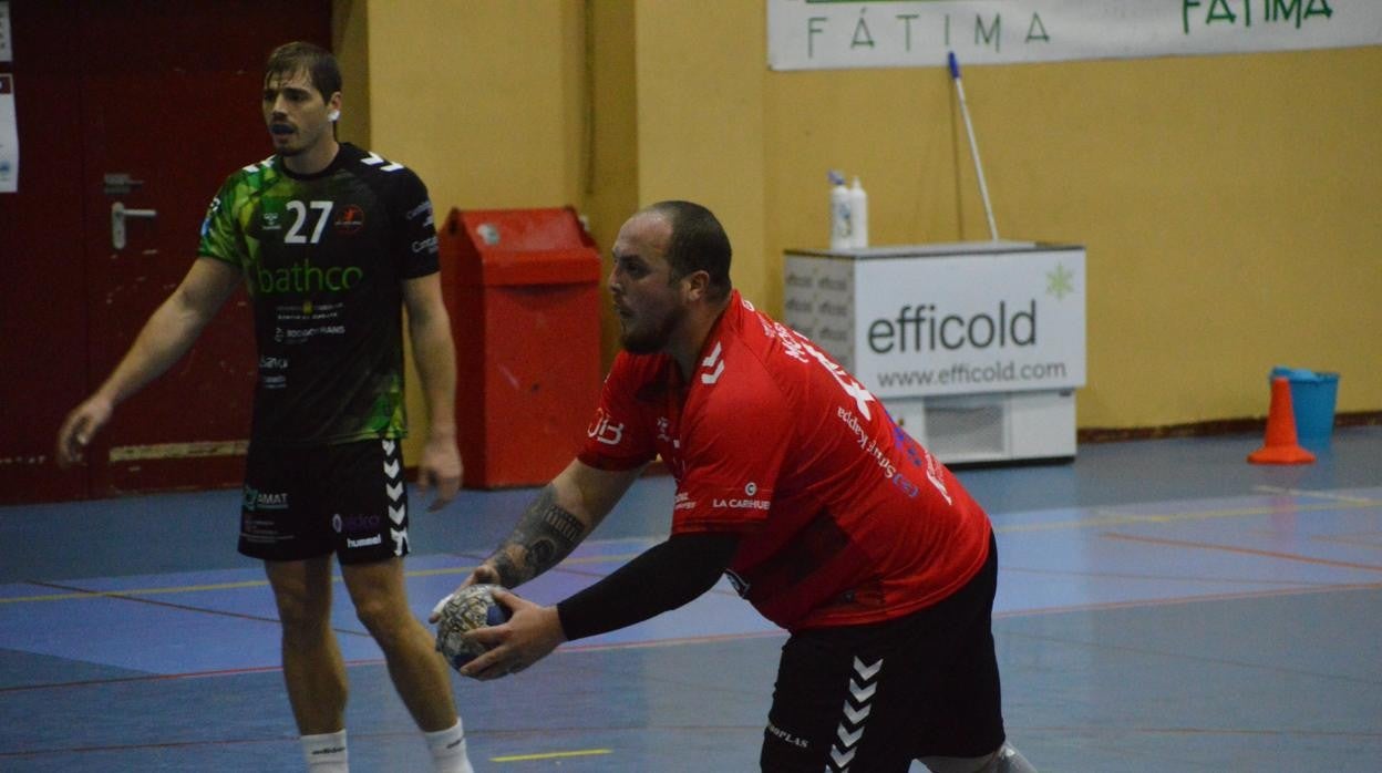 El pívot Morgado realiza el lanzamiento de un penalti en un partido del Cajasur Córdoba