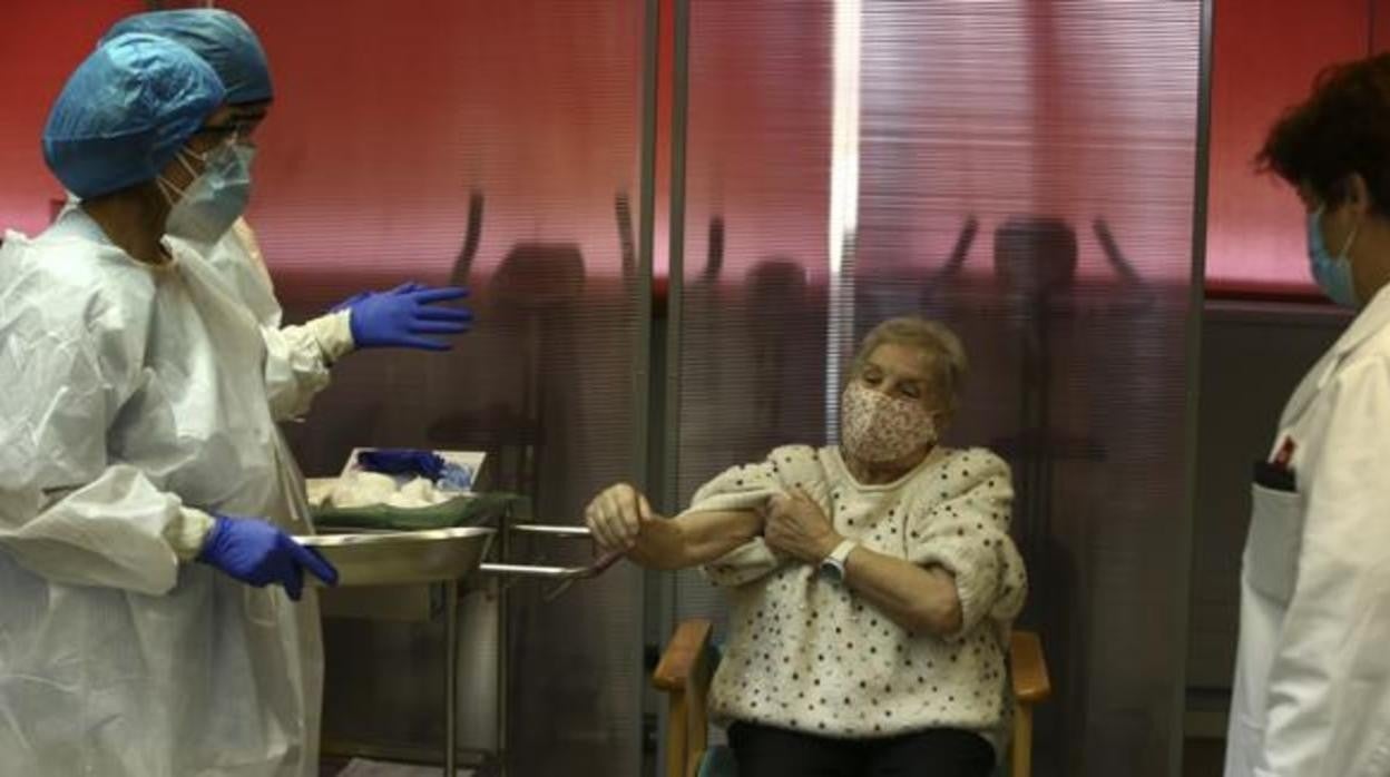 Una mujer se prepara para recibir la vacuna contra el coronavirus