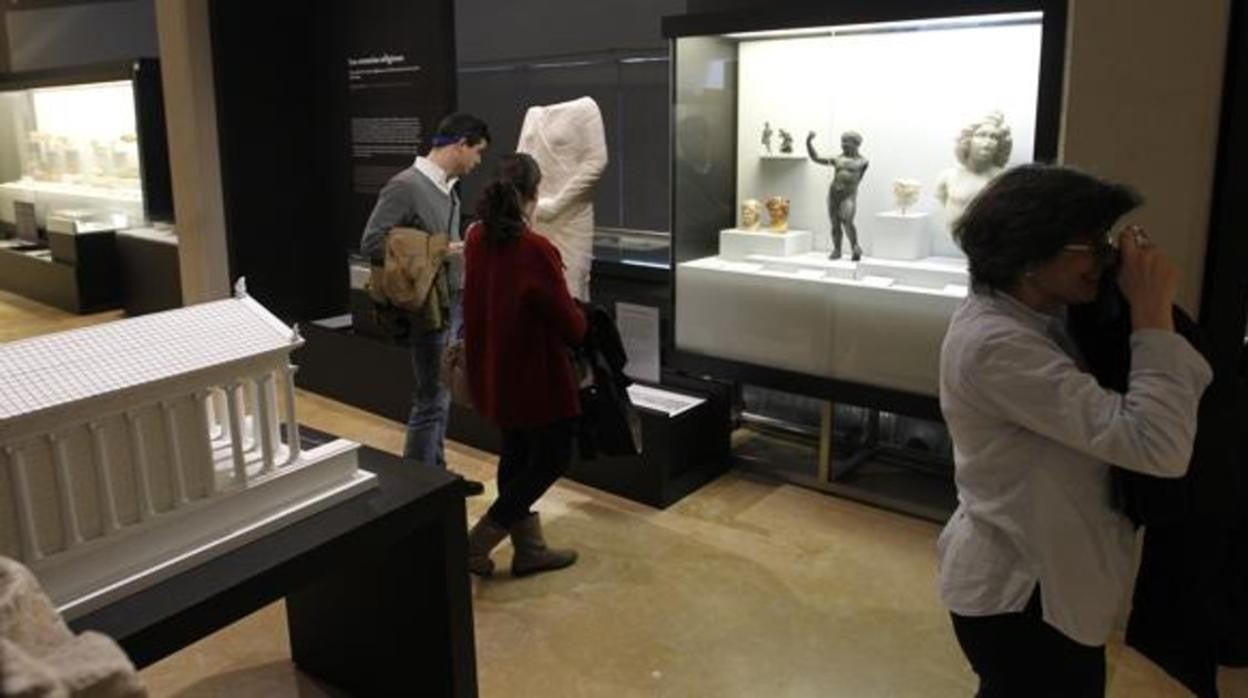Visitantes en el Museo Arqueológico de Córdoba