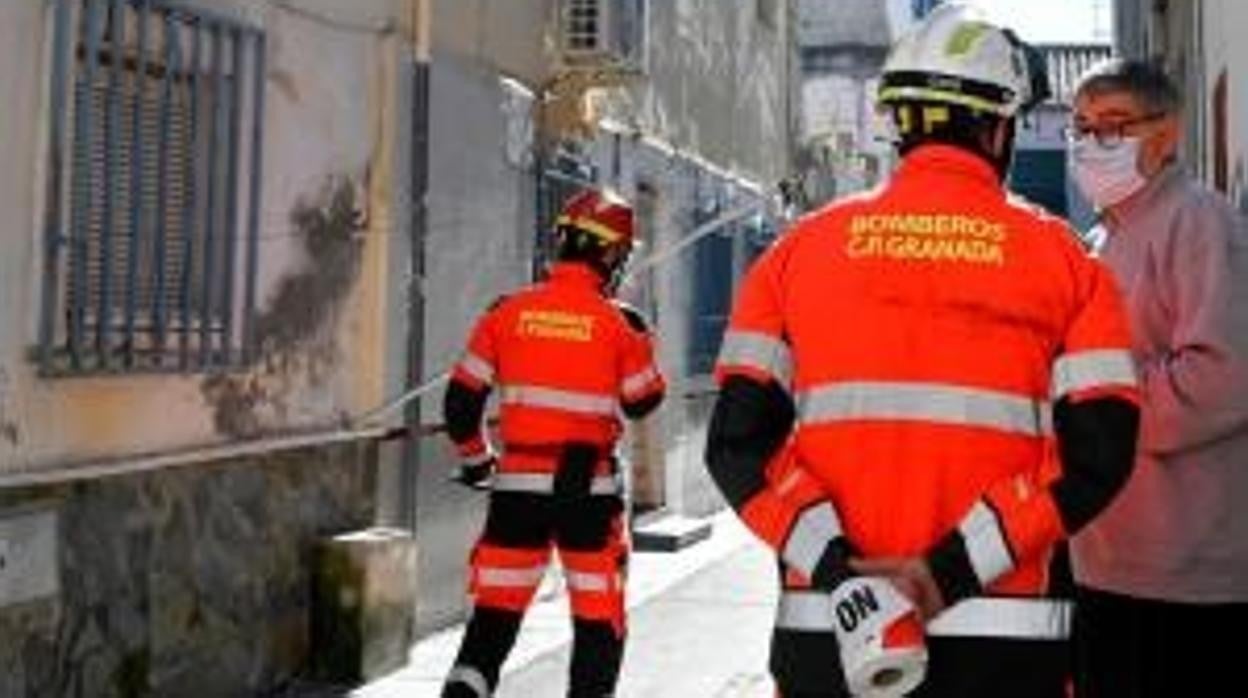 Bomberos de Granada inspeccionan viviendas afectadas en Santa Fe