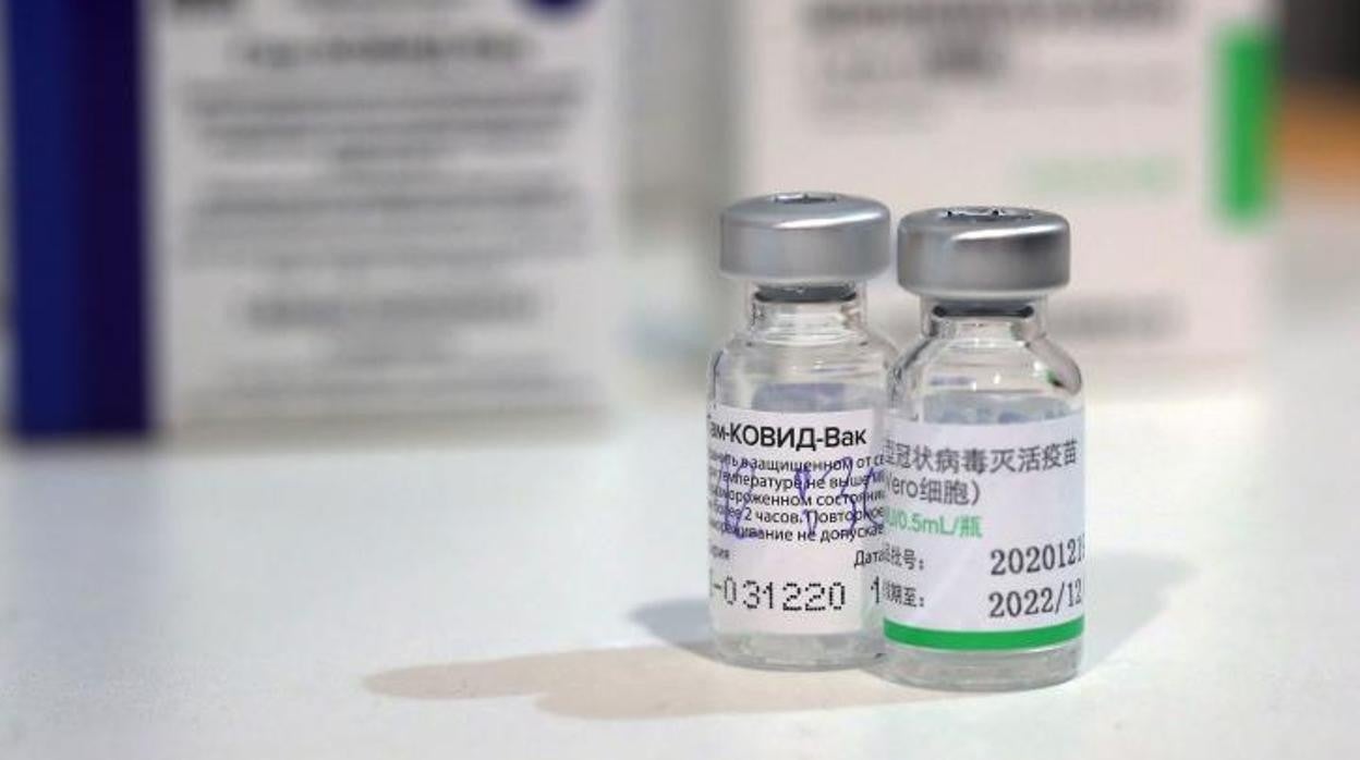 De izquierda a derecha la vacuna rusa y la china, ninguna de ellas se pone actualmente en España