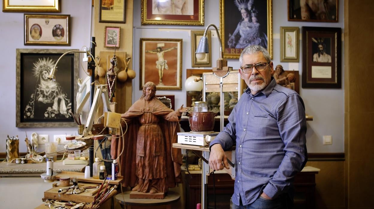 El imaginero Francisco Romero Zafra, en su taller, en una imagen de 2018