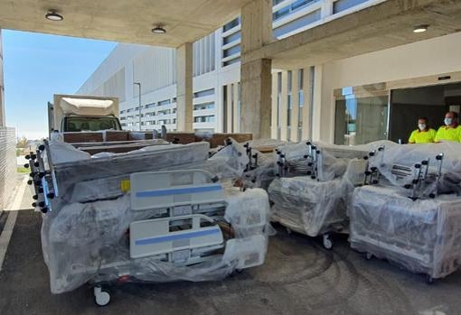 las primeras camas llegando al hospital en octubre del año pasado