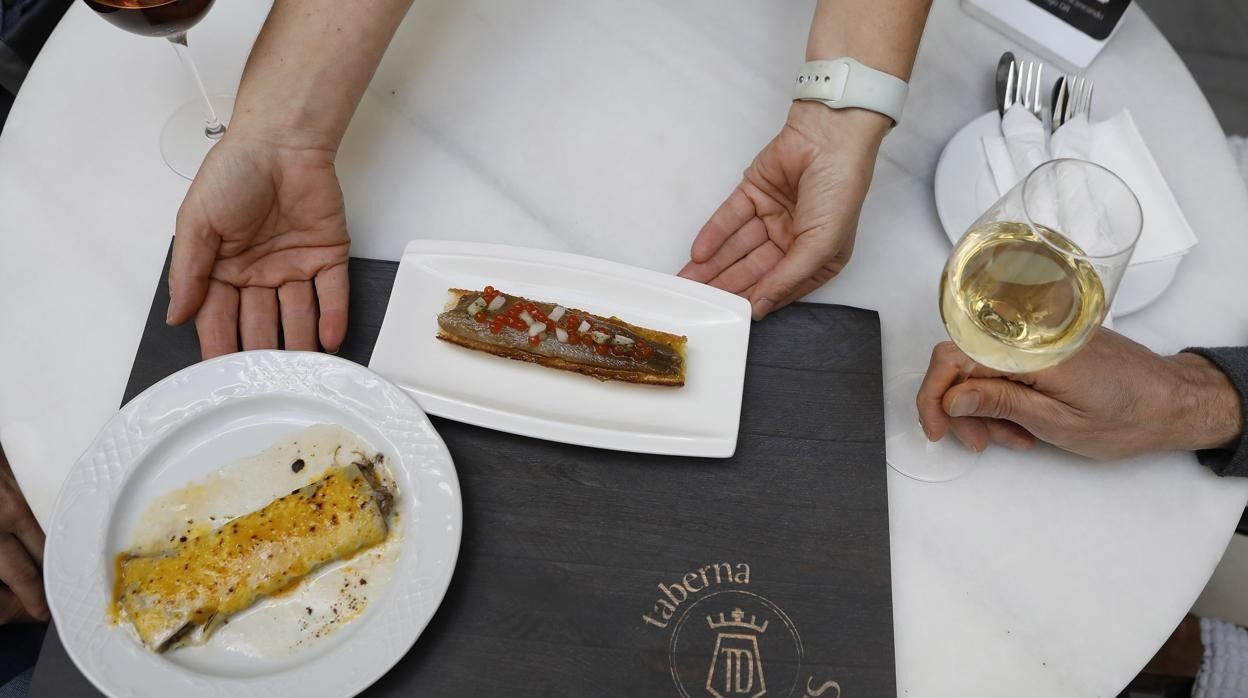 Vino y tapas en una taberna de Córdoba