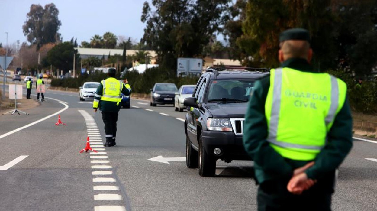 Control de la Guardia Civil para evitar que se salten los cierres perimetrales impuestos en Andalucía