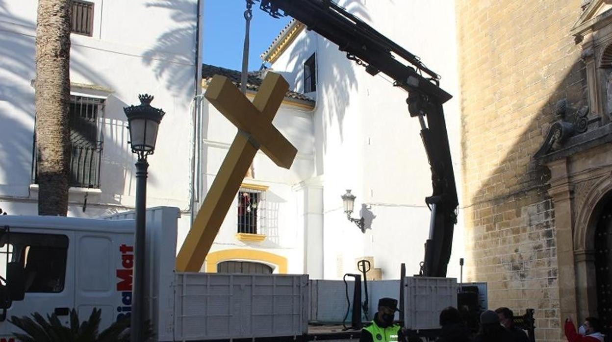Momento de la retirada de la Cruz de las Descalzas de Aguilar