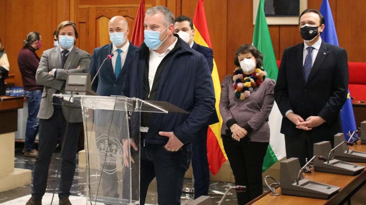 El alcalde de La Carlota, durante la presentación de la candidtura en el Ayuntamiento de Córdoba