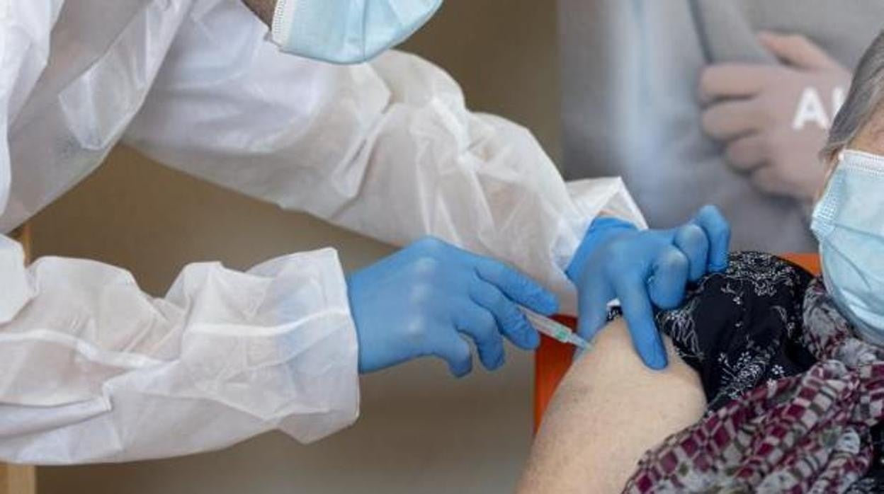 Un sanitario inyecta la vacuna contra el coronavirus a una señora