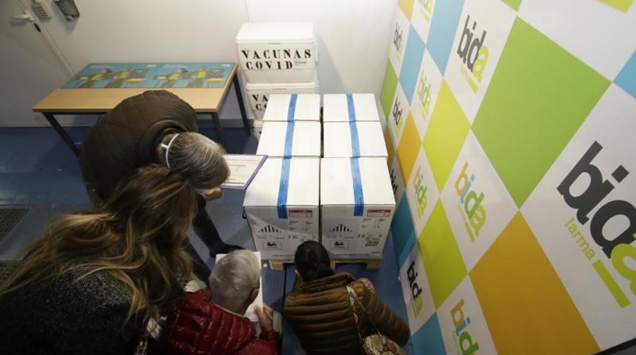 Llegada de la vacuna contra el Covid de Astrazeneca a las instalaciones de Bidafarma, en Sevilla