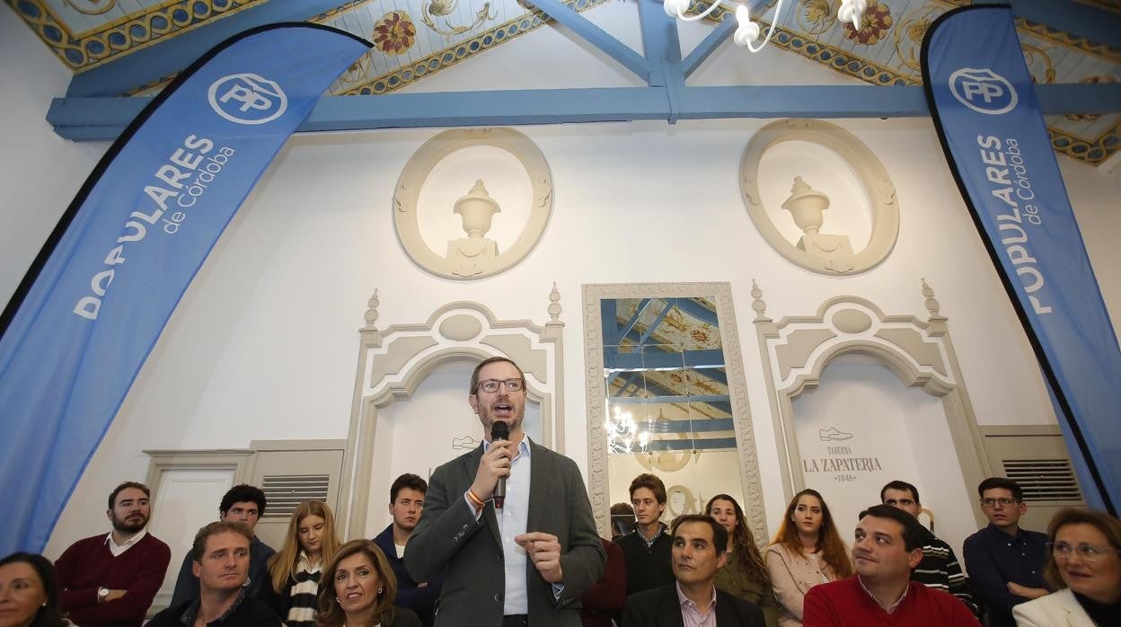 Maroto, de pie, en un acto electoral en Córdoba en 2018, con Bellido a su izquierda (de rojo)