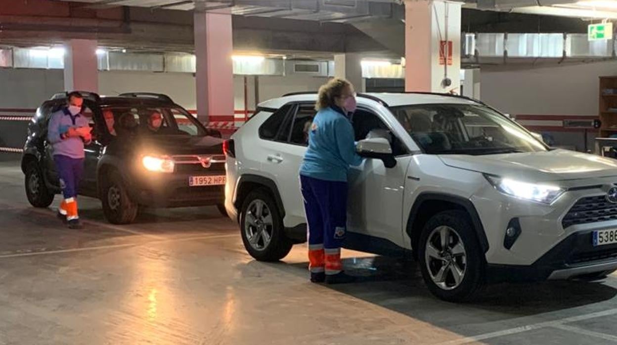 Vacunación de mayores de 80 años en el autocovid del Carlos Castilla del Pino de Córdoba